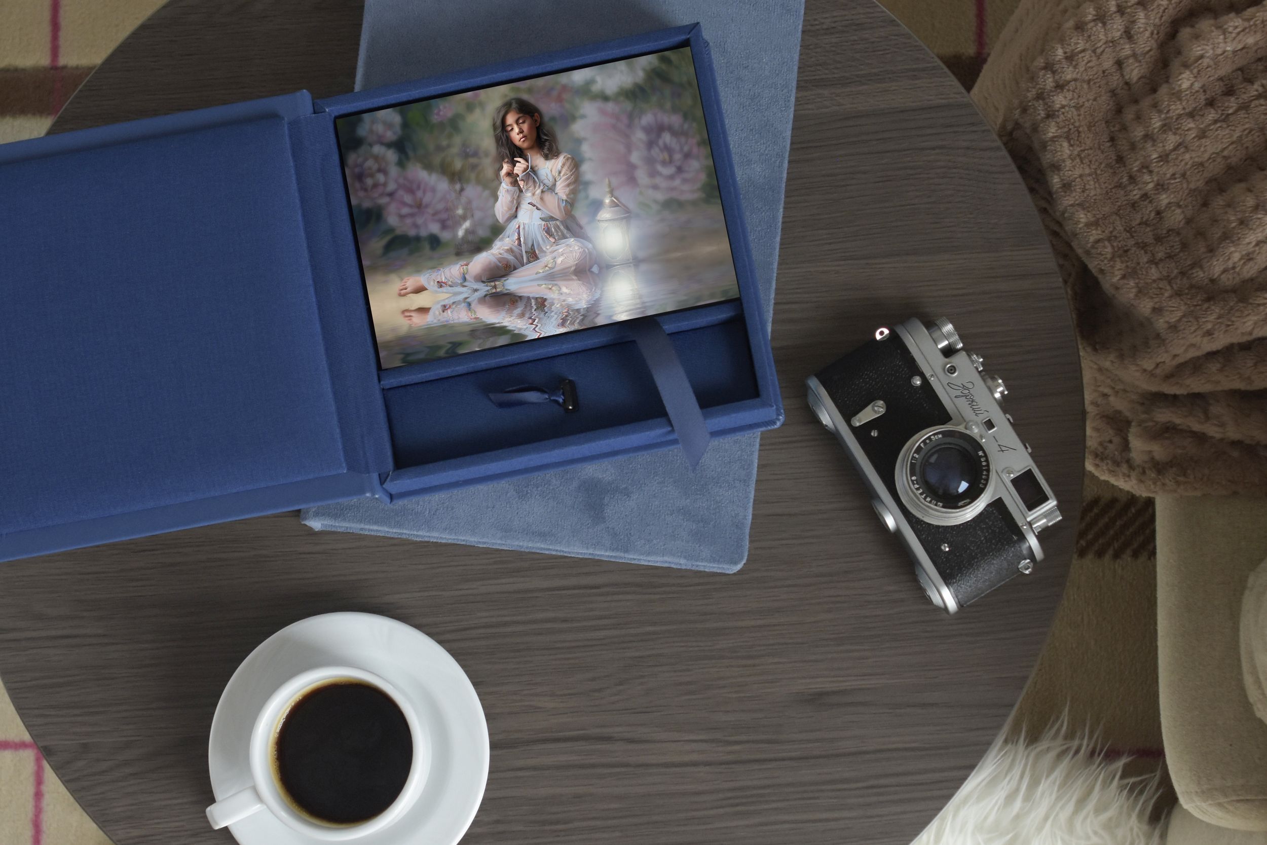 Folio box with USB